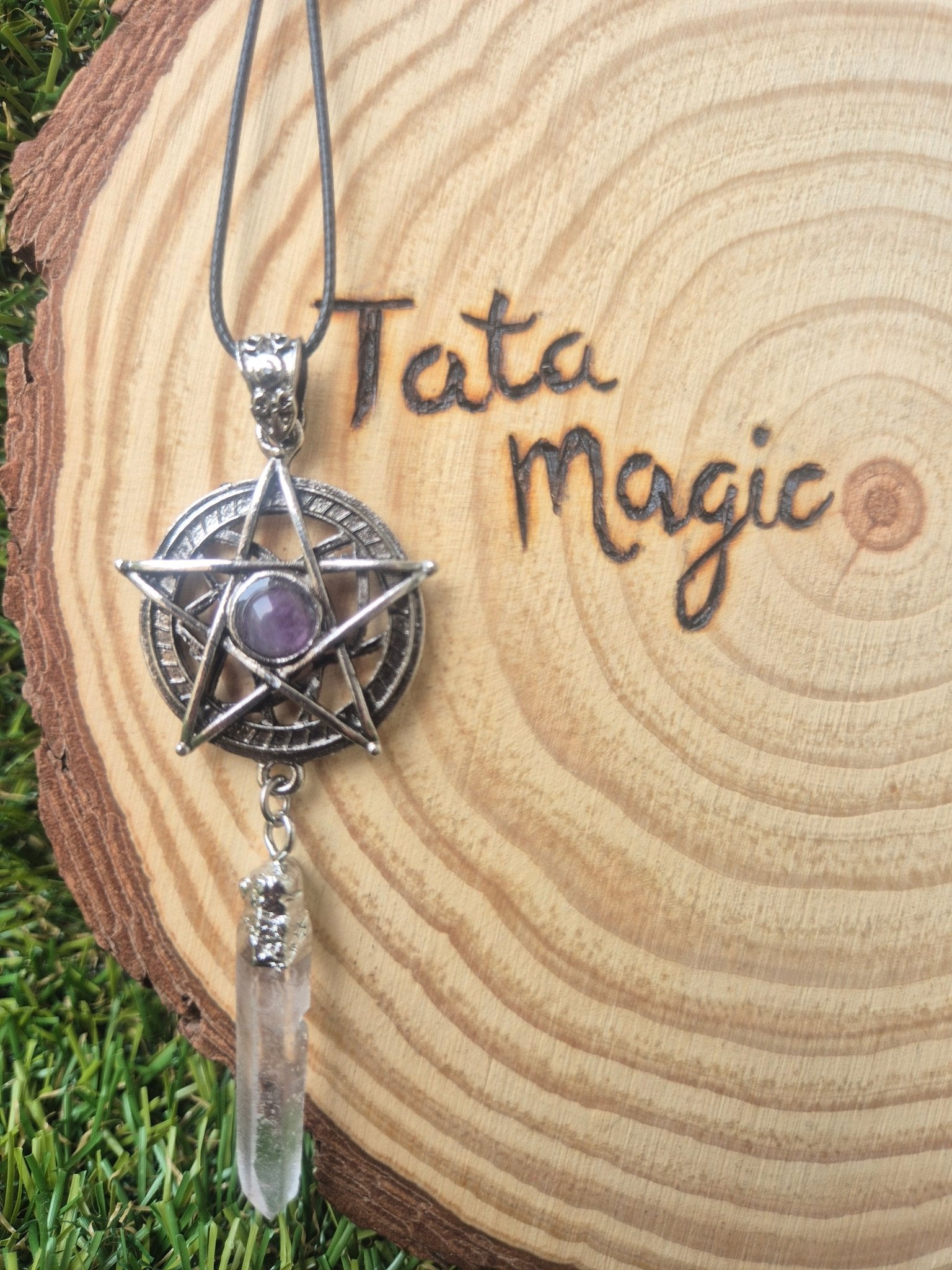 Colgante de Metal con Pentáculo y Cuarzo Maestro colgando - Protección y Energía Tienda esotérica Málaga - La Tienda de Tata Magic: tienda Esotérica en Málaga